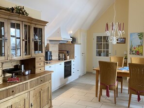 Fridge, microwave, oven, stovetop - Wohnen und Wellness Unterm Rohrdach (Zingst)