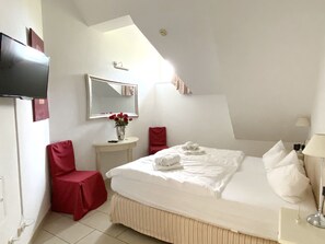 2 soverom, safe på rommet, strykejern/-brett og reiseseng for barn