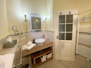 Séchoir à cheveux, serviettes fournies, savon, shampooing