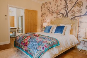 3 chambres, bureau, fer et planche à repasser, lit parapluie