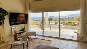 Smart TV, videogames, DVD player, aparelho de som