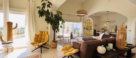 TV connectée, jeux vidéo, lecteur de DVD, chaîne hi-fi