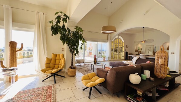 تلفزيون ذكي، ألعاب فيديو، مشغل دي في دي، ستيريو