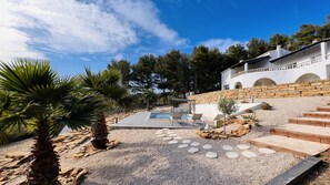 حمّام سباحة خارجي، حمّام سباحة مُدفَّأ