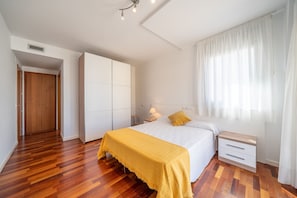2 bedrooms, iron/ironing board, free WiFi, bed sheets - Luciana: Beautiful apartment with community pool (L'Escala)