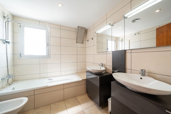 Badewanne, Haartrockner, Handtücher