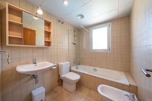 Bathtub, hair dryer, towels