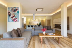 Vila premium, 5 quartos, vista para a baía | Área de estar | TV de tela plana