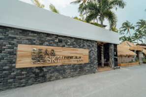 A building with a sign reading "SEAS & SKY EVENT VILLA BY BANHAI ESTATE". - Sea&Sky Beach Resort (Koh Samui)