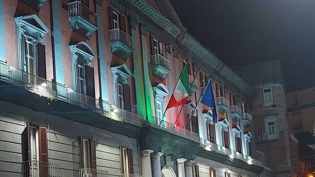 Un edificio histórico con arquitectura clásica, que presenta columnas y balcones.