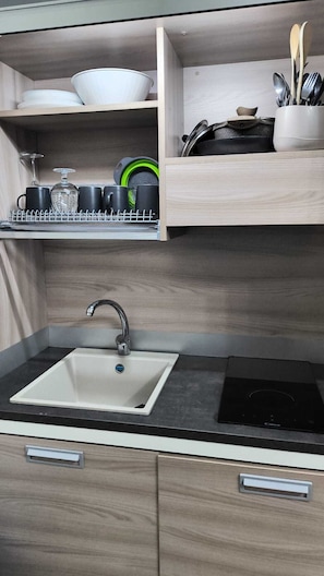 Réfrigérateur, micro-ondes, plaque de cuisson, cafetière/bouilloire