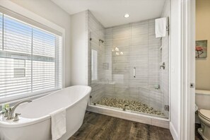 Combined shower/bathtub, towels - Steps to Sand • Private Pool • Sleeps 12 (Panama City Beach)