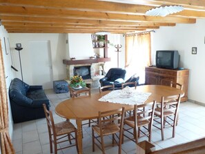 Dining - La Maison de Marguerite (COUSSAY-LES-BOIS)