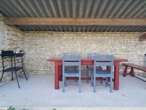 Outdoor dining - La Bergerie - Coussay (COUSSAY)