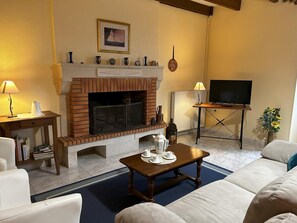 Living area - Les Petites Chaumes - Champagne-le-sec (CHAMPAGNE-LE-SEC)