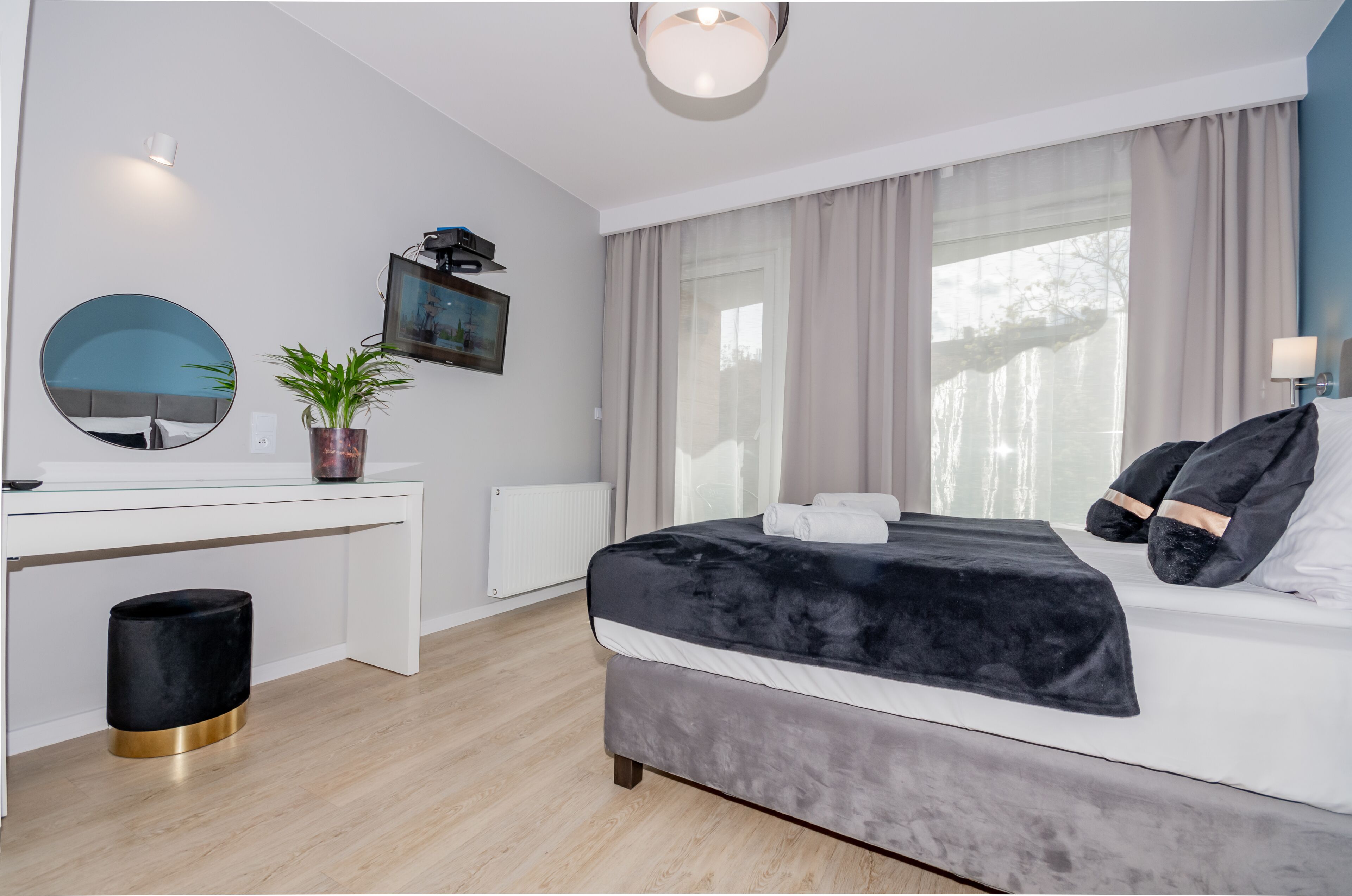 2 quartos, escrivaninha, ferros/tábuas de passar roupa