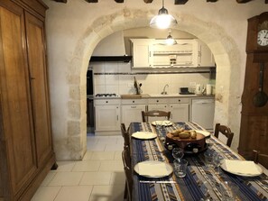 Dining - La Maison Forte - Mirebeau (MIREBEAU)