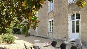 Outdoor dining - Gîte Du Theil Au Servant (LA CHAPELLE-VIVIERS)