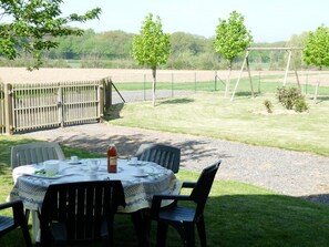 Outdoor dining - La Maison D'angel - Coussay-les-bois (COUSSAY-LES-BOIS)