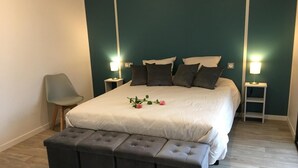 Room - Hibiscus La Vallée des Noyers (LHOMMAIZE)