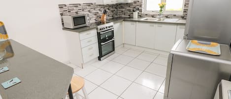 Frigorífico, hervidor eléctrico, tostadora y utensilios de cocina