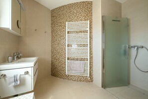 Douche, sèche-cheveux, bidet, serviettes fournies