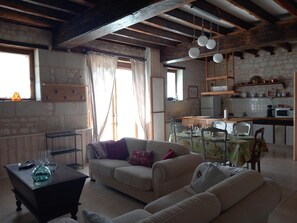 Living area - Le Prieuré - Raslay - Gîte (RASLAY)