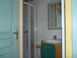 Shower - Les Boulites - Roches-premarie (ROCHES-PREMARIE)