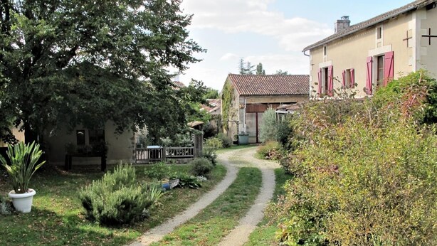 Property grounds - Les Boulites - Roches-premarie (ROCHES-PREMARIE)