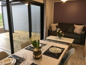 Dining - Lilas La Vallée des Noyers (LHOMMAIZE)