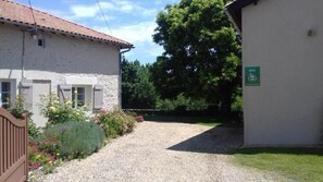 Property grounds - Gîte de Says - Champagne-saint-hilaire (CHAMPAGNE-SAINT-HILAIRE)