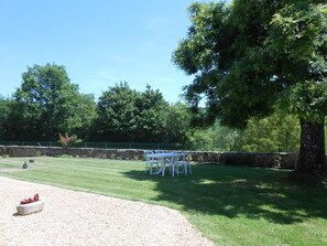 Outdoor dining - Gîte de Says - Champagne-saint-hilaire (CHAMPAGNE-SAINT-HILAIRE)