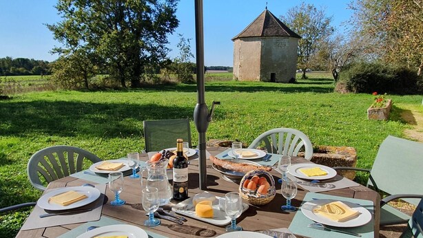 Outdoor dining - Le Logis de l'Epinoux (JARDRES)