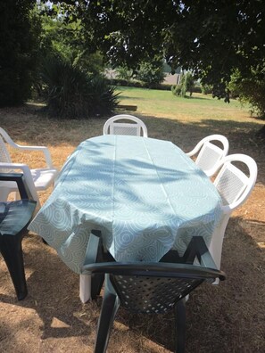 Outdoor dining - Gîte Robale - Romagne (ROMAGNE)