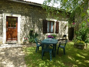Outdoor dining - La Maison des Oiseaux (BLANZAY)