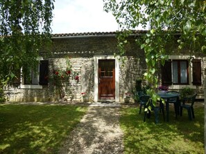 Outdoor dining - La Maison des Oiseaux (BLANZAY)