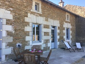 Outdoor dining - Le Gîte de Scevolles (VERRUE)