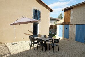 Outdoor dining - Le Relais Postal - Celle Levescault (CELLE LEVESCAULT)
