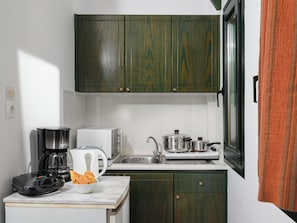Frigobar, microondas, placa de cocina, tetera/pava eléctrica