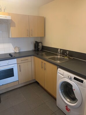 Appartement | Cuisine privée | Réfrigérateur, micro-ondes, four, plaque de cuisson