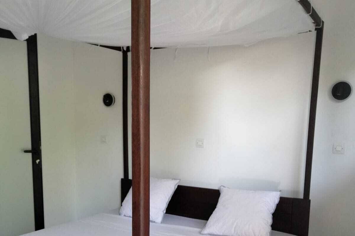 Habitación estándar | Ropa de cama de alta calidad y escritorio 