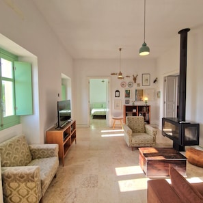 Smart-TV, Kamin, Stereoanlage
