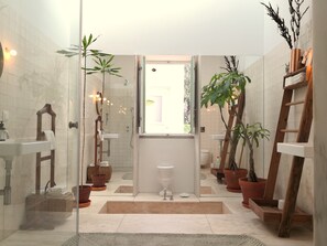 Bruser, miljøvenlige toiletartikler, hårtørrer, håndklæder