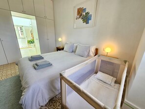 3 camere, una scrivania, ferro/asse da stiro, culla da viaggio