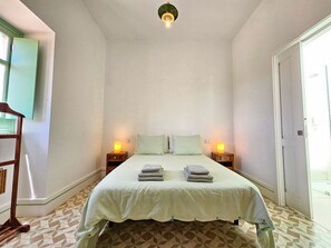 3 Schlafzimmer, Schreibtisch, Bügeleisen/Bügelbrett, Reisekinderbett