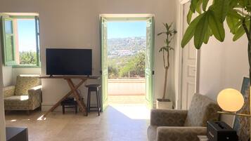 Una Smart TV, una chimenea, un reproductor estéreo