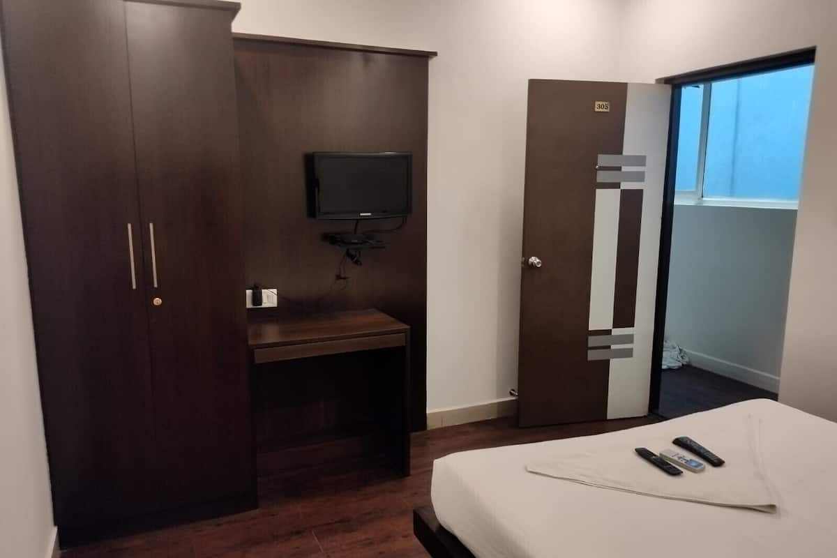 Deluxe Double Room | In-room safe, individually furnished, desk, laptop workspace