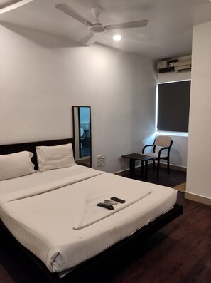 Quarto casal luxo | Cofres nos quartos, individualmente mobiliados, escrivaninha