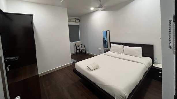 Deluxe Double Room - Hotel Scarlet (Bengaluru)