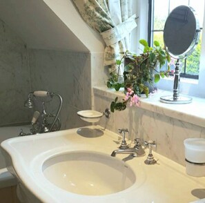 Shower, jetted bath, hair dryer, bidet - Charming cottage in the heart of the Cotswolds (Cirencester)